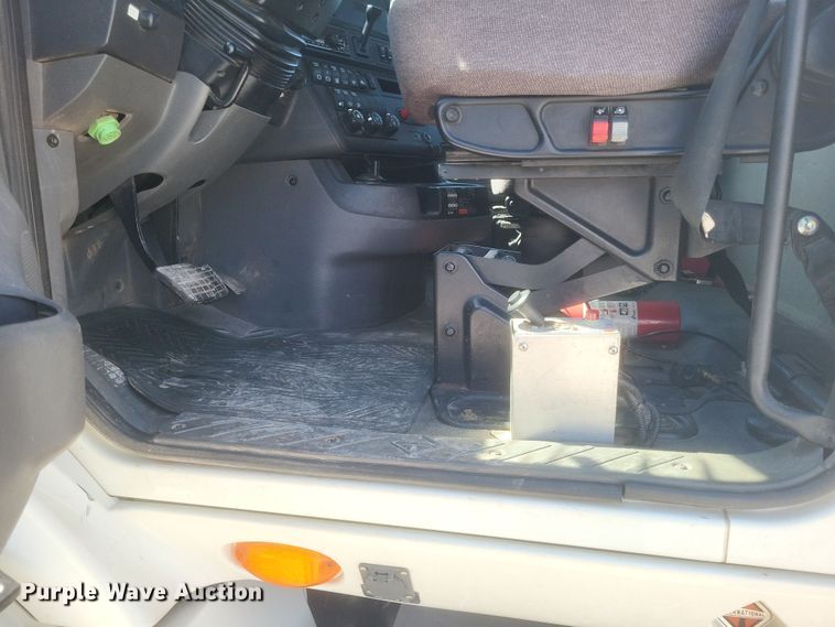 image for item DS5352 2019 International RH613 semi truck