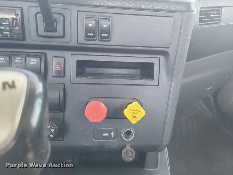 image for item DS5352 2019 International RH613 semi truck