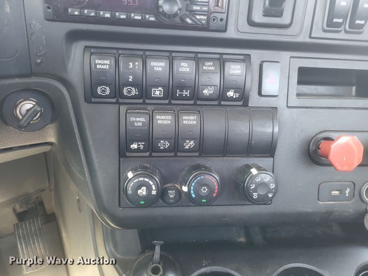 image for item DS5352 2019 International RH613 semi truck