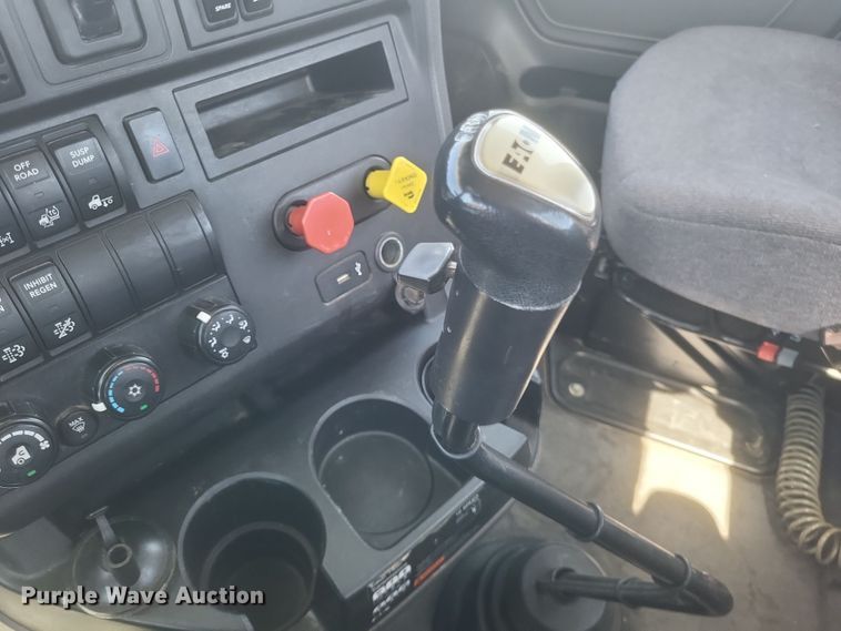 image for item DS5352 2019 International RH613 semi truck