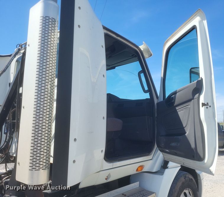 image for item DS5352 2019 International RH613 semi truck