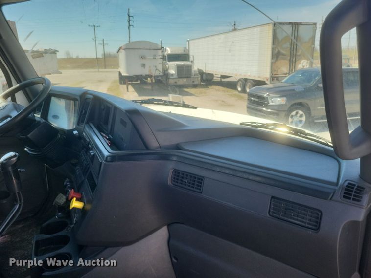 image for item DS5352 2019 International RH613 semi truck