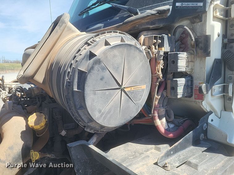 image for item DS5352 2019 International RH613 semi truck