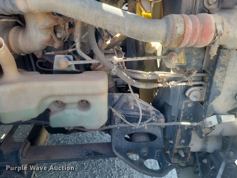 image for item DS5352 2019 International RH613 semi truck