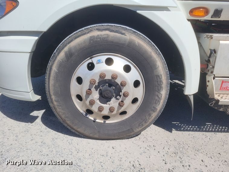 image for item DS5352 2019 International RH613 semi truck