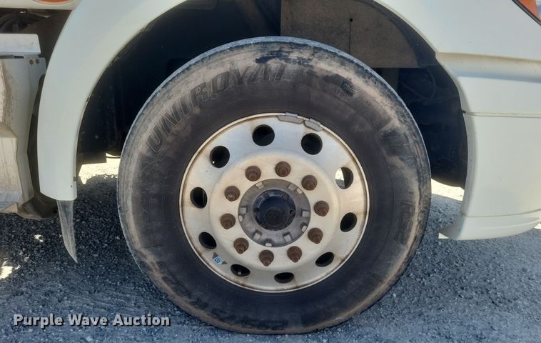 image for item DS5352 2019 International RH613 semi truck