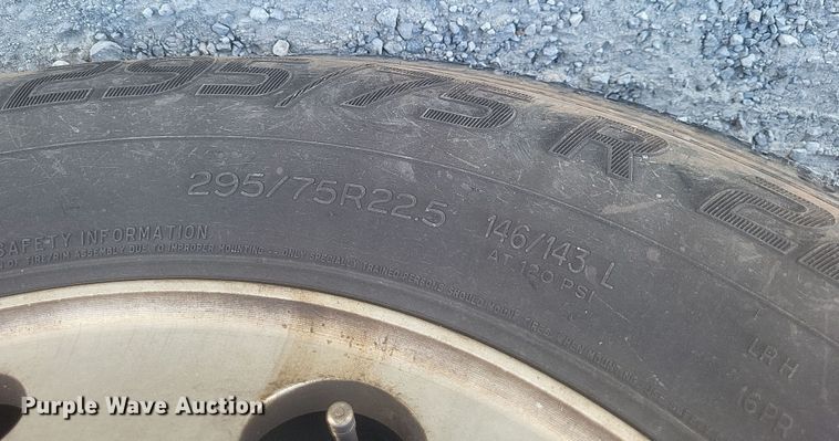 image for item DS5352 2019 International RH613 semi truck