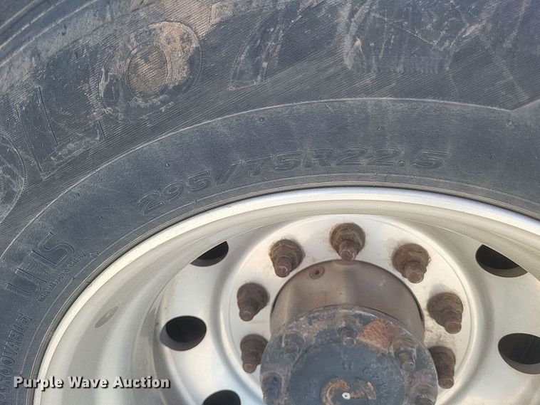 image for item DS5352 2019 International RH613 semi truck