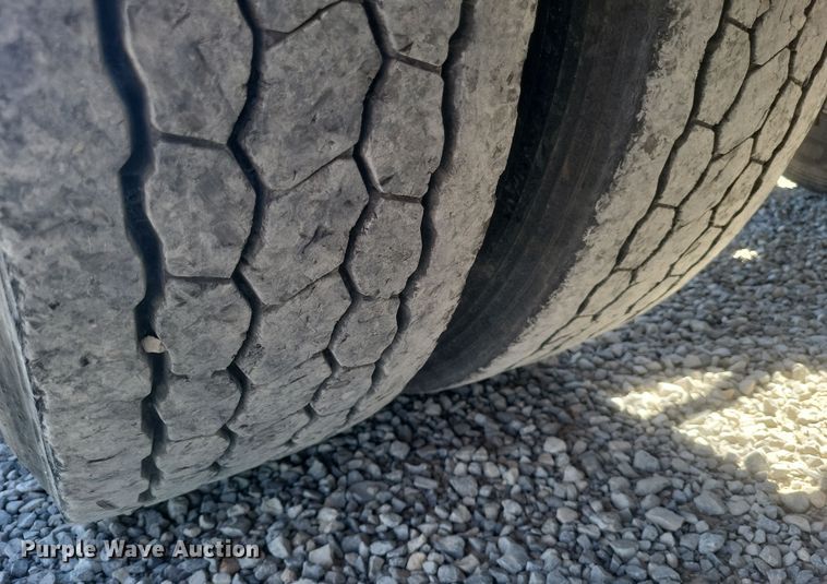 image for item DS5352 2019 International RH613 semi truck