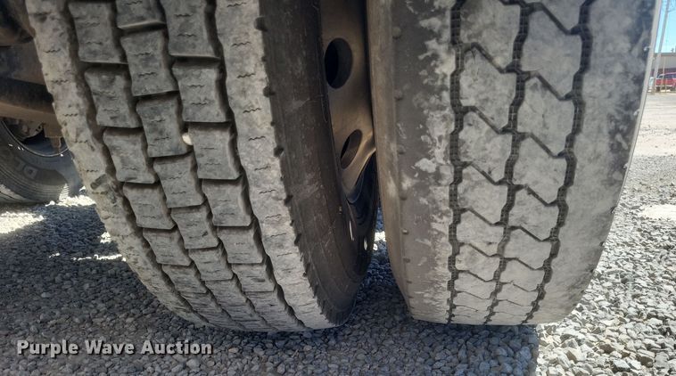 image for item DS5352 2019 International RH613 semi truck