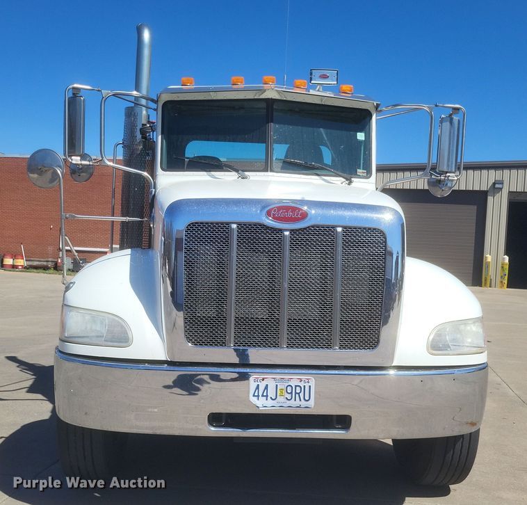 image for item DS5354 2013 Peterbilt 337 semi truck