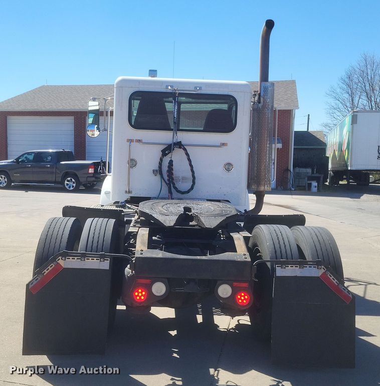 image for item DS5354 2013 Peterbilt 337 semi truck