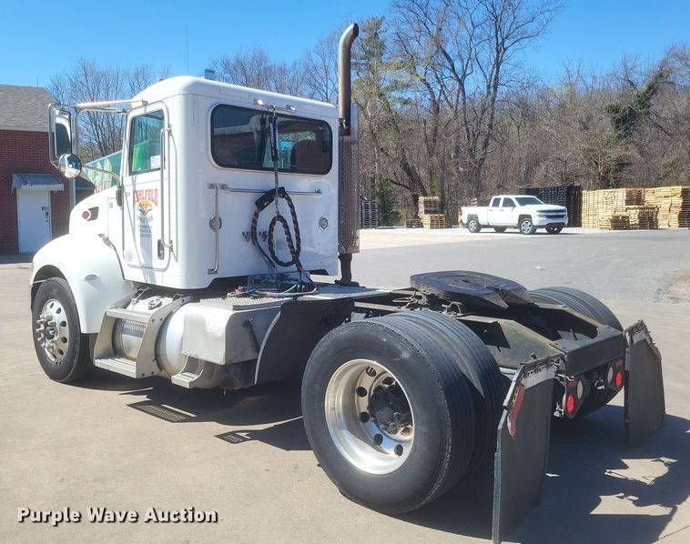 image for item DS5354 2013 Peterbilt 337 semi truck