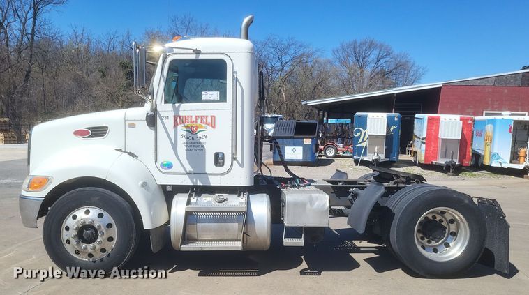 image for item DS5354 2013 Peterbilt 337 semi truck