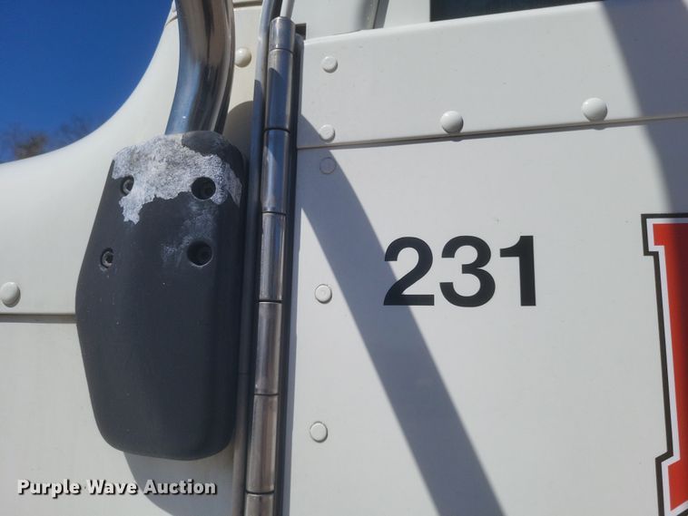 image for item DS5354 2013 Peterbilt 337 semi truck