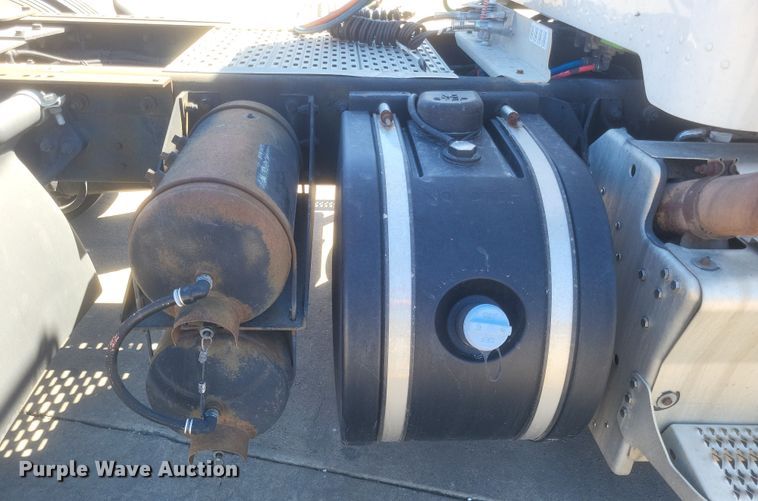 image for item DS5354 2013 Peterbilt 337 semi truck