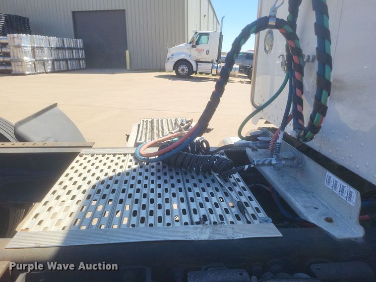 image for item DS5354 2013 Peterbilt 337 semi truck