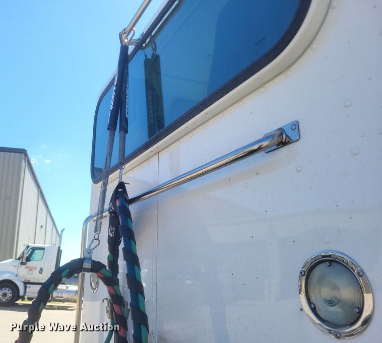 image for item DS5354 2013 Peterbilt 337 semi truck