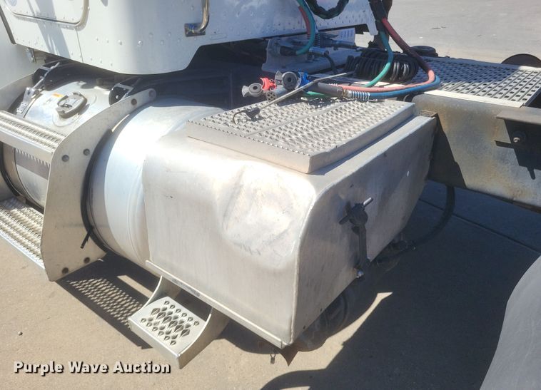 image for item DS5354 2013 Peterbilt 337 semi truck