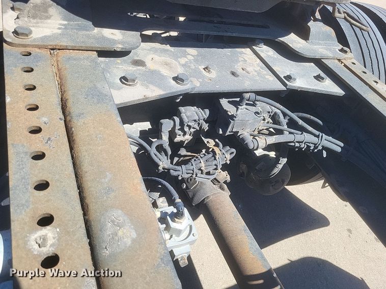 image for item DS5354 2013 Peterbilt 337 semi truck