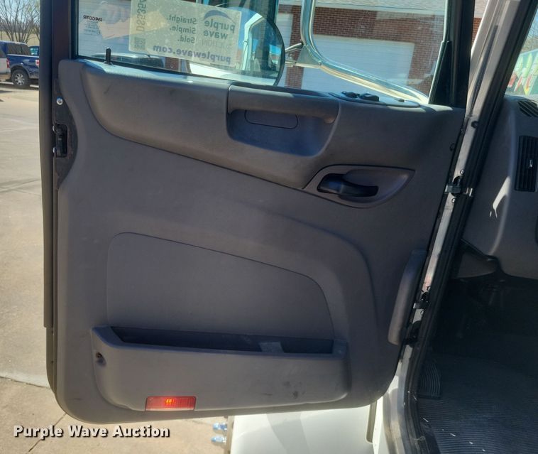 image for item DS5354 2013 Peterbilt 337 semi truck