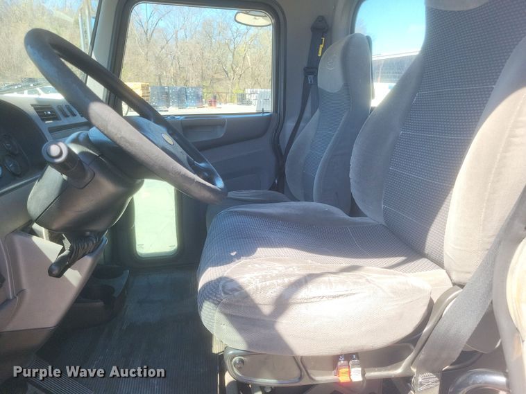 image for item DS5354 2013 Peterbilt 337 semi truck