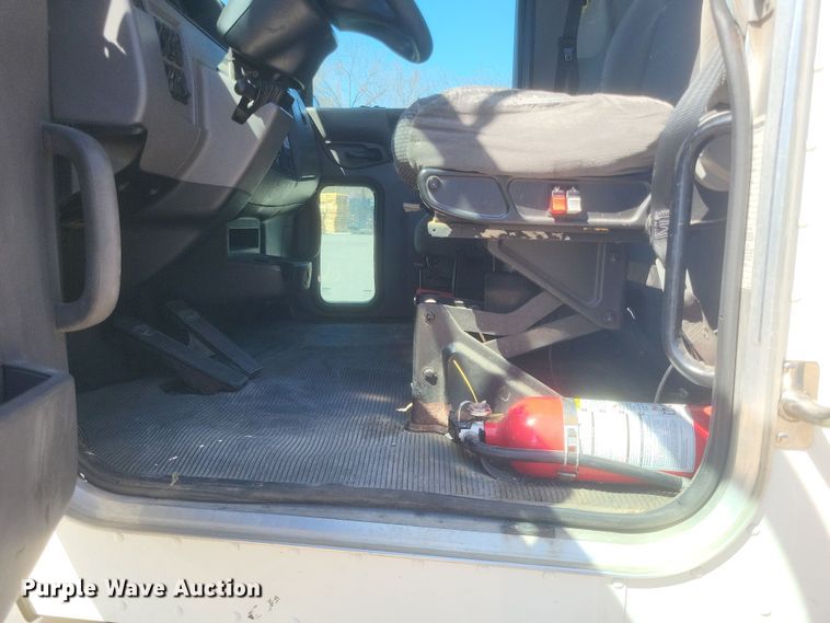 image for item DS5354 2013 Peterbilt 337 semi truck