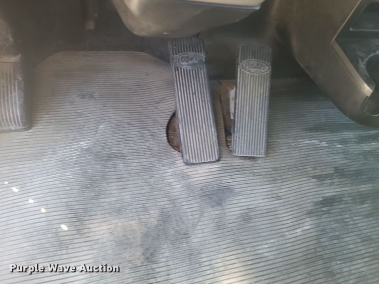 image for item DS5354 2013 Peterbilt 337 semi truck