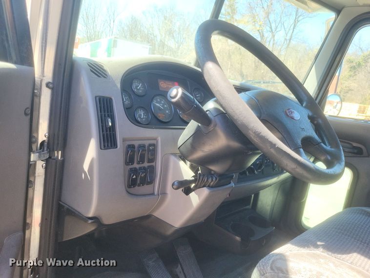 image for item DS5354 2013 Peterbilt 337 semi truck