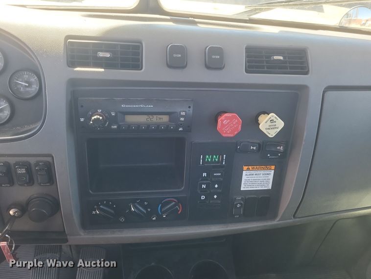 image for item DS5354 2013 Peterbilt 337 semi truck