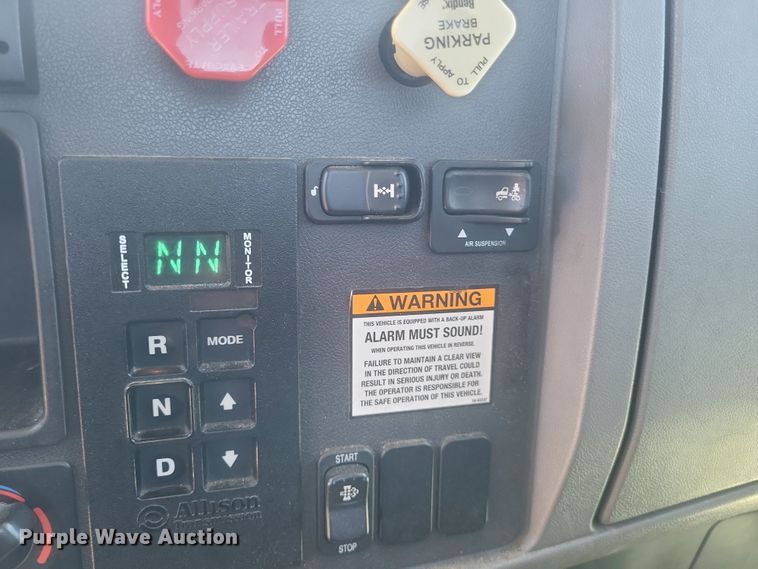 image for item DS5354 2013 Peterbilt 337 semi truck