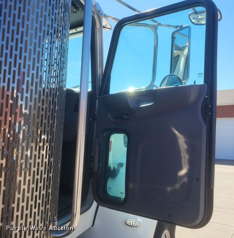 image for item DS5354 2013 Peterbilt 337 semi truck