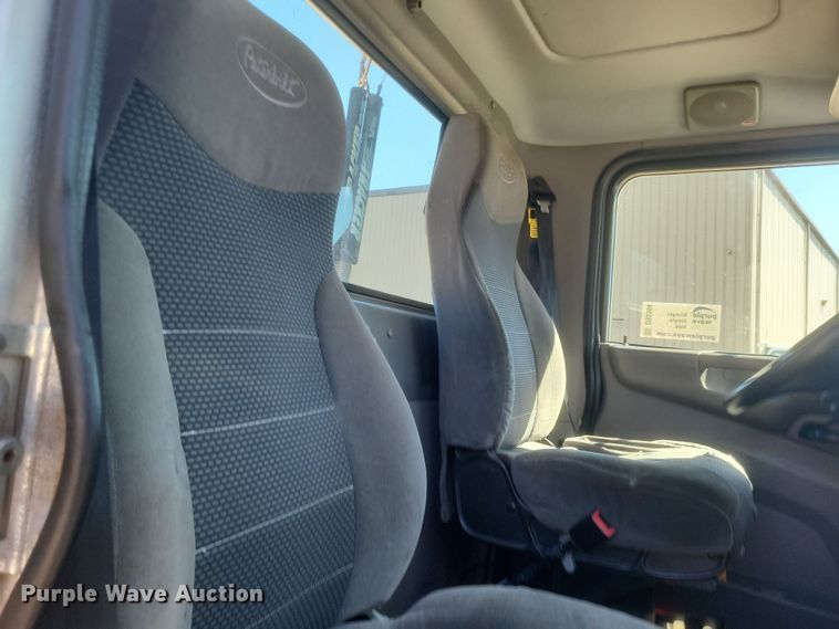 image for item DS5354 2013 Peterbilt 337 semi truck