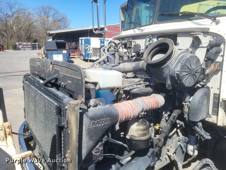 image for item DS5354 2013 Peterbilt 337 semi truck