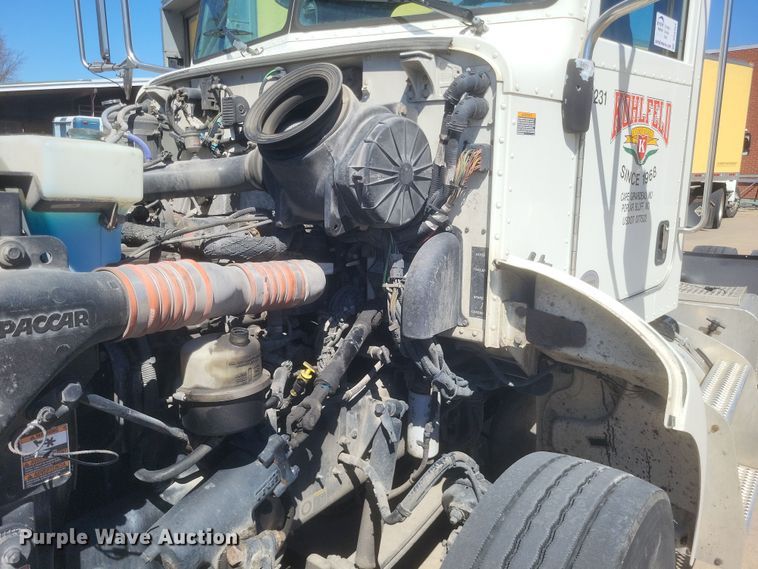 image for item DS5354 2013 Peterbilt 337 semi truck