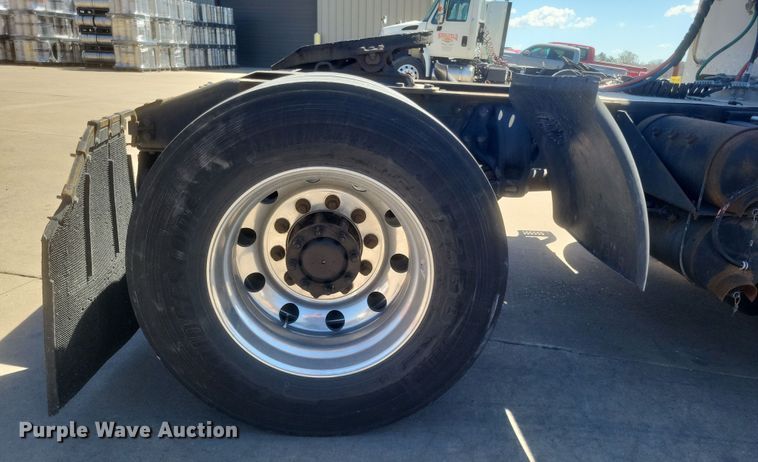 image for item DS5354 2013 Peterbilt 337 semi truck