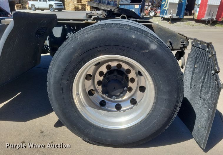 image for item DS5354 2013 Peterbilt 337 semi truck