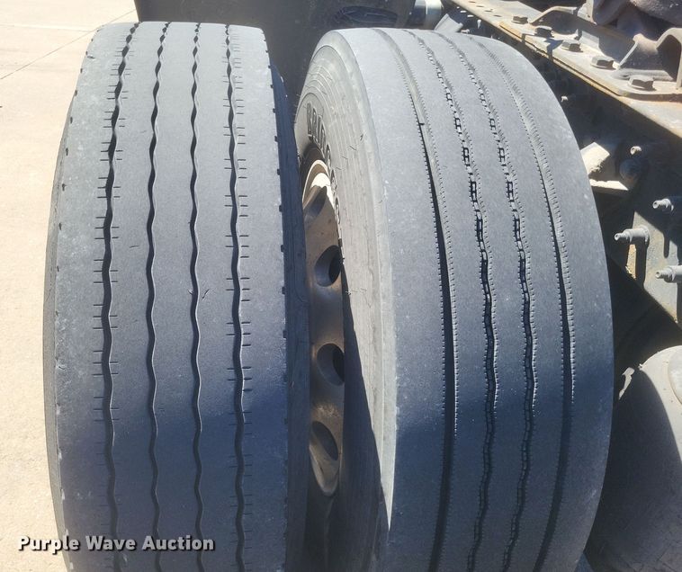 image for item DS5354 2013 Peterbilt 337 semi truck