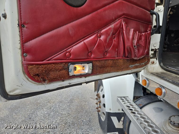 image for item DS5367 2007 Western Star 4900 semi truck