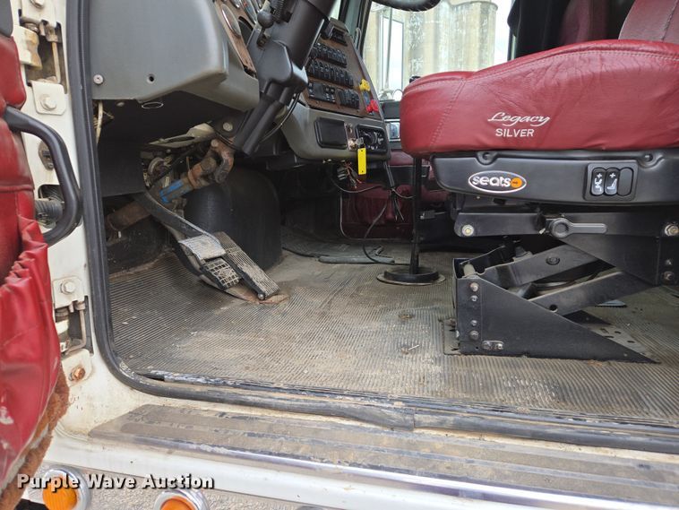 image for item DS5367 2007 Western Star 4900 semi truck