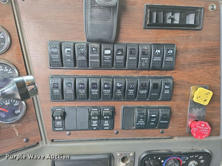 image for item DS5367 2007 Western Star 4900 semi truck