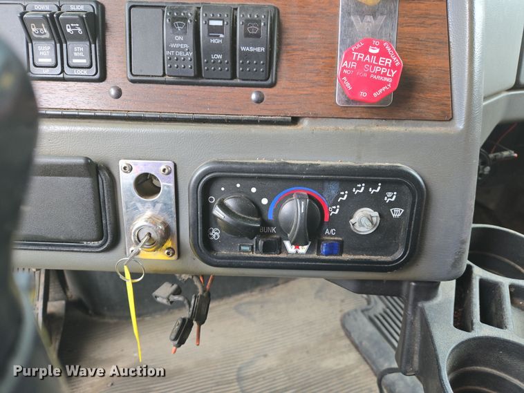 image for item DS5367 2007 Western Star 4900 semi truck