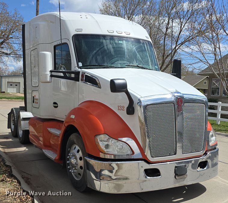 image for item DT6793 2015 Kenworth T680 semi truck