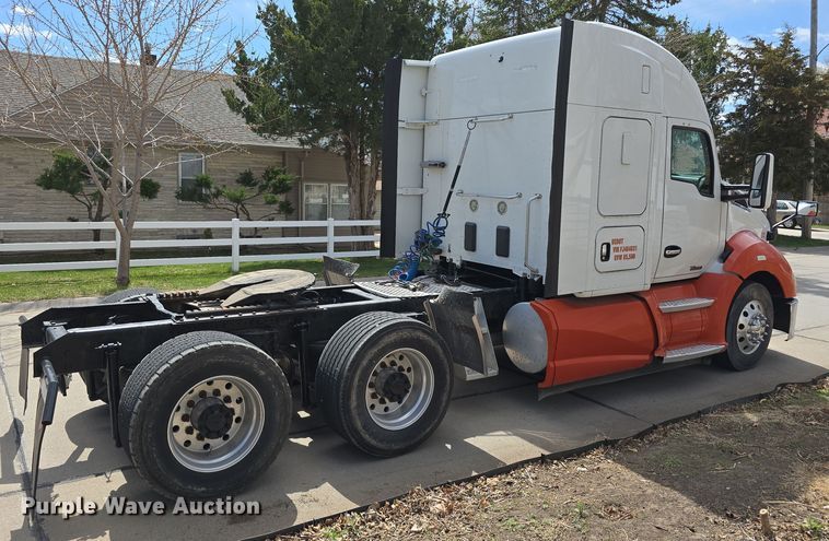 image for item DT6793 2015 Kenworth T680 semi truck