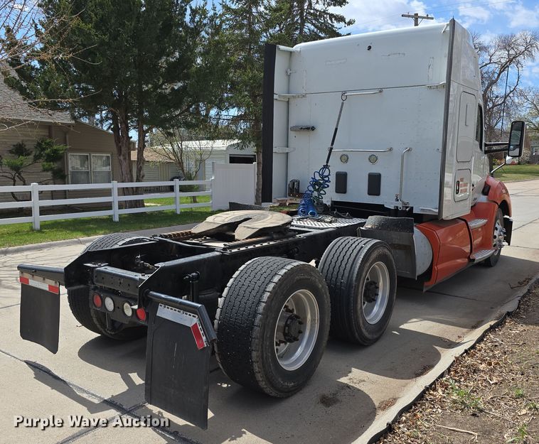 image for item DT6793 2015 Kenworth T680 semi truck