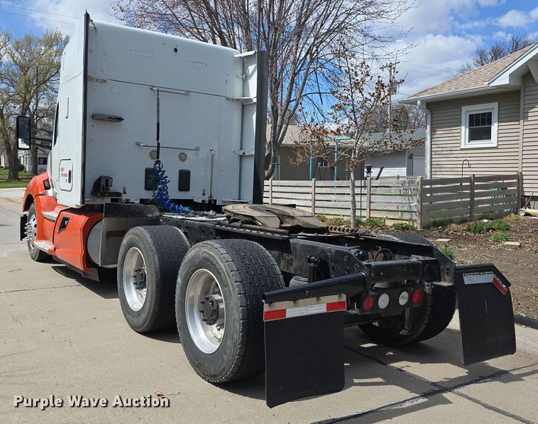image for item DT6793 2015 Kenworth T680 semi truck