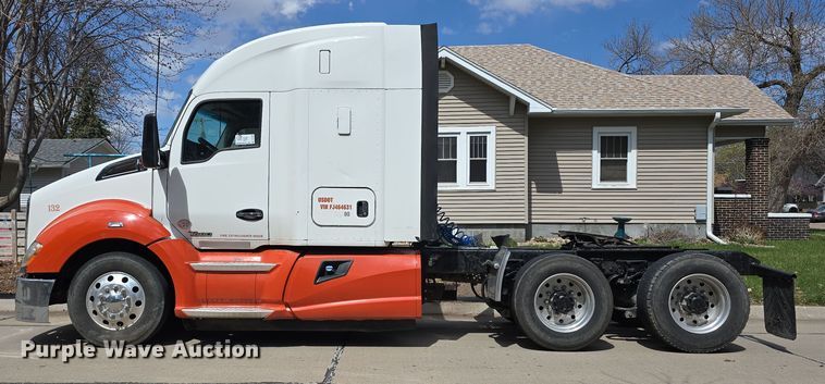 image for item DT6793 2015 Kenworth T680 semi truck