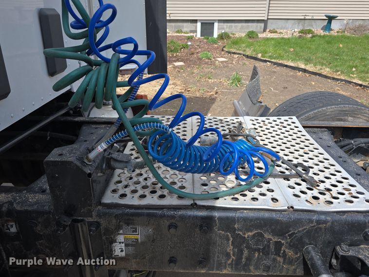 image for item DT6793 2015 Kenworth T680 semi truck