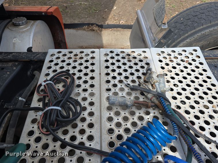 image for item DT6793 2015 Kenworth T680 semi truck