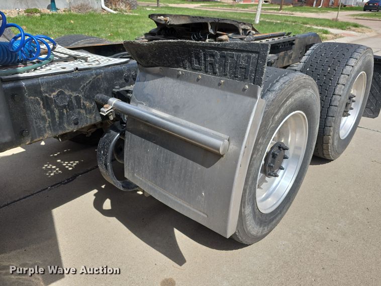 image for item DT6793 2015 Kenworth T680 semi truck